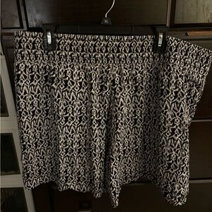 Lane Bryant Relaxed-Fit Shorts Size 18/20 Lightweight Stretch Black White Print